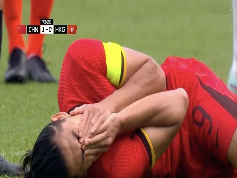 两度争议判罚！邓梦晔进球被吹越位，武汉女足遇门线悬案